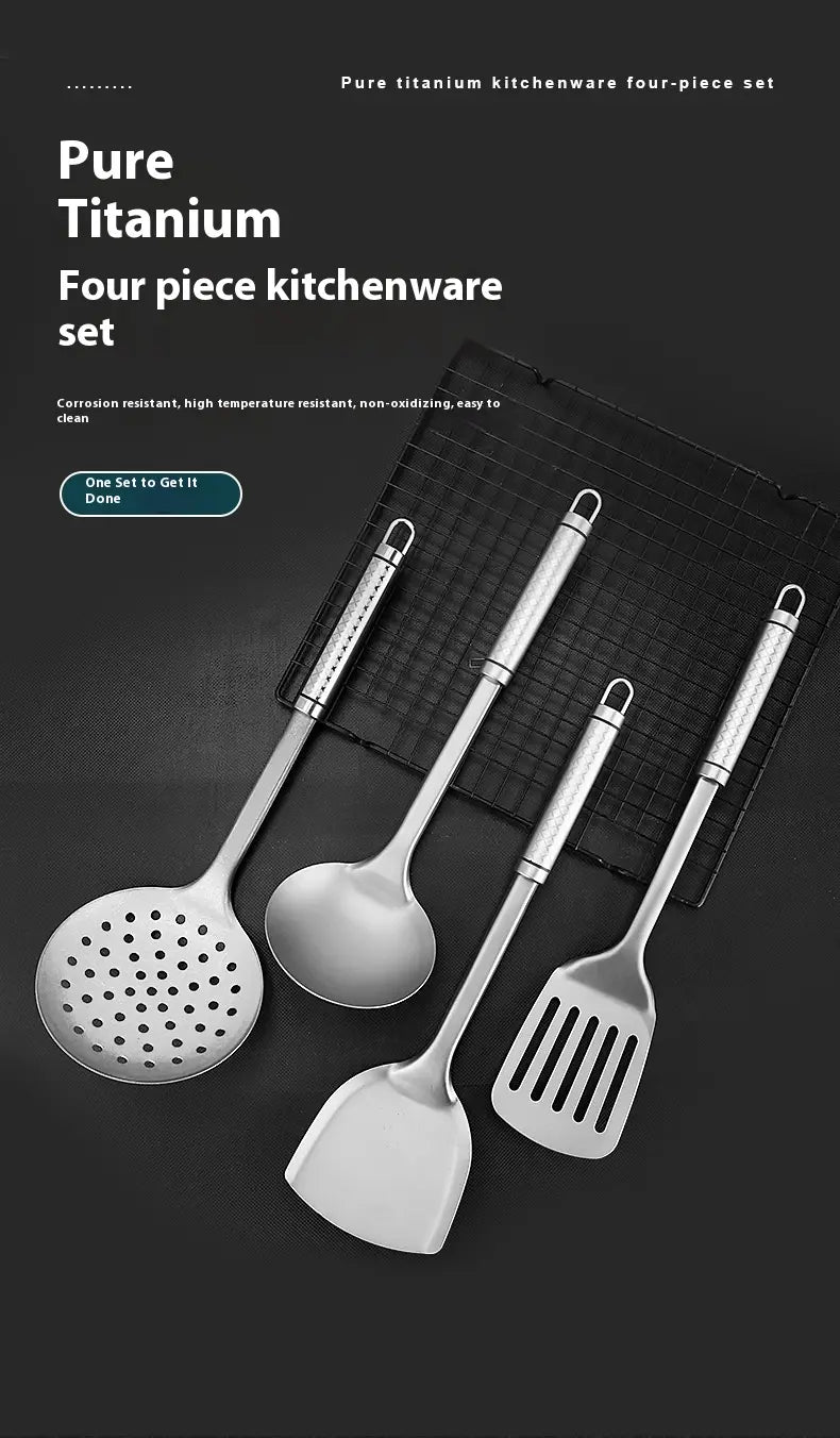 Ensemble d’articles de cuisine en titane pur à quatre pièces de couleur argent clair : une cuillère à trous, une louche pleine, une spatule plate et une écumoire perforée, conçus pour cuisiner et servir.