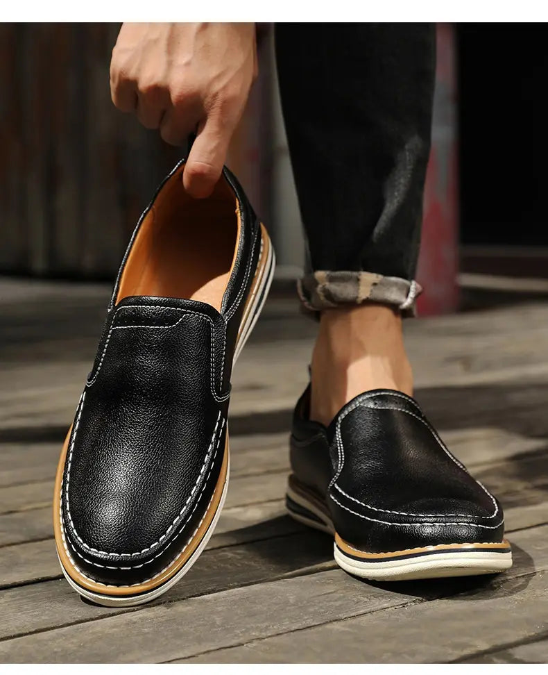 Schwarzer Lederschlupf-Loafer mit weißer Ziernaht und beiger sowie weißer Gummisohle, entworfen als handgenähter legere Bean-Schuh.