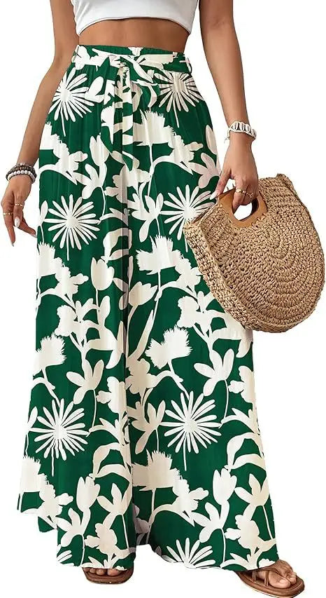 Pantalon évasé à imprimé floral pour femmes, présentant un imprimé floral vert et blanc, avec une ceinture à cordon confortable.