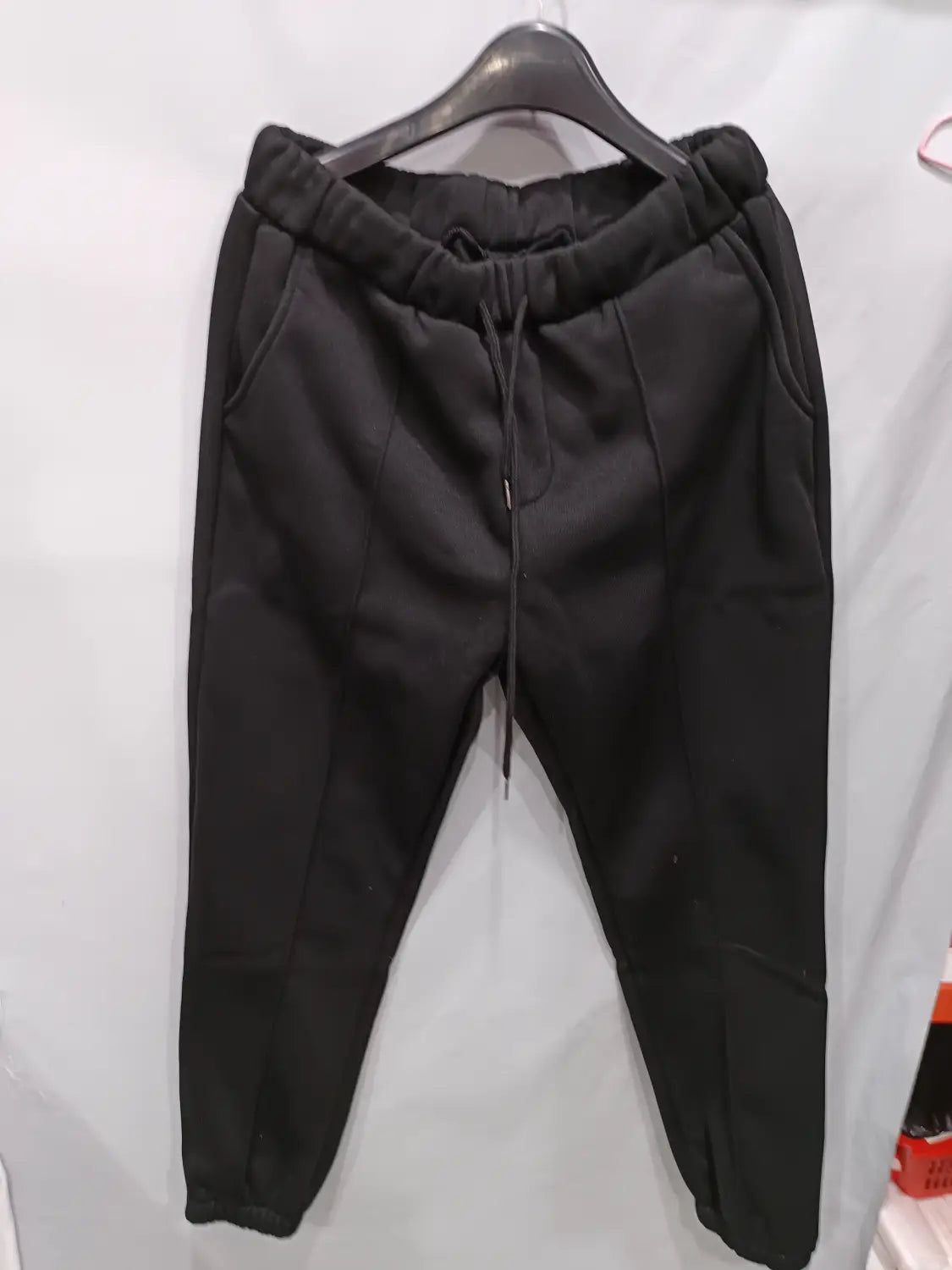 men’s fleece drawstring sweatpants in black feature soft stretchy fabric and elastic cuffs for comfortable casual wear.