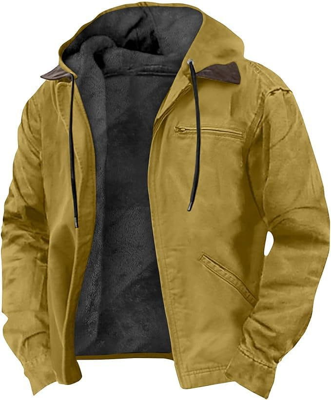 Chaqueta acolchada de algodón con capucha para hombre color amarillo mostaza con interior de forro polar negro y ribete tipo cuero marrón en el cuello.