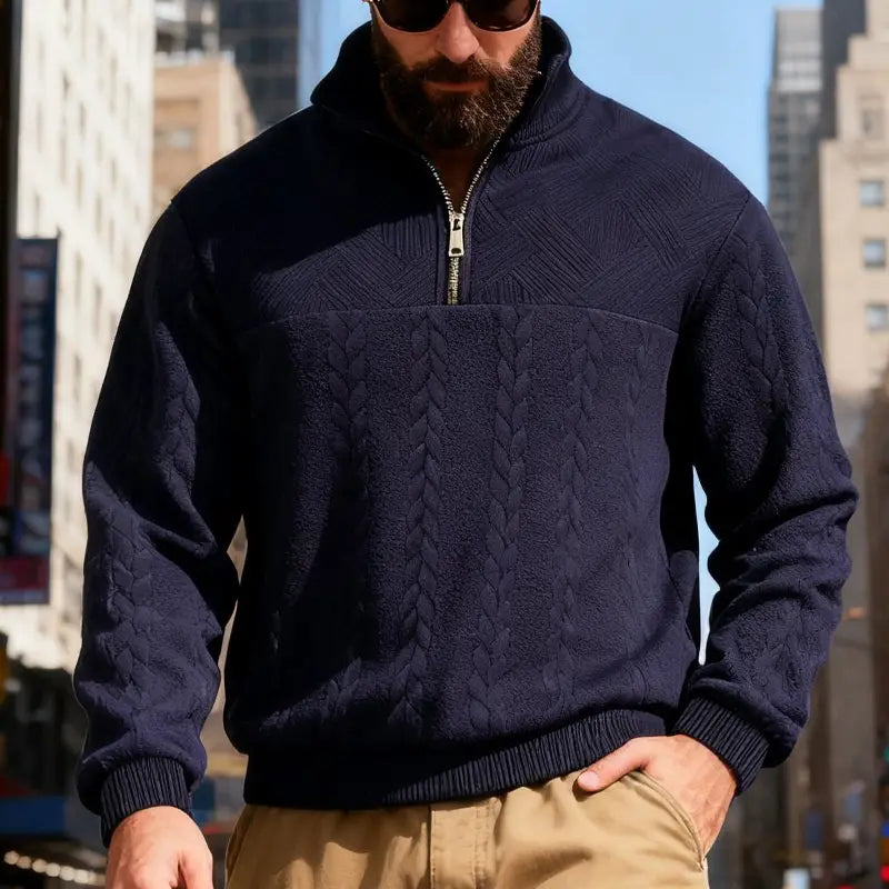 Veste de sweat-shirt en maille torsadée bleu marine à demi-fermeture éclair pour homme, avec poignets et bas côtelés, fabriquée dans une matière tricotée douce.