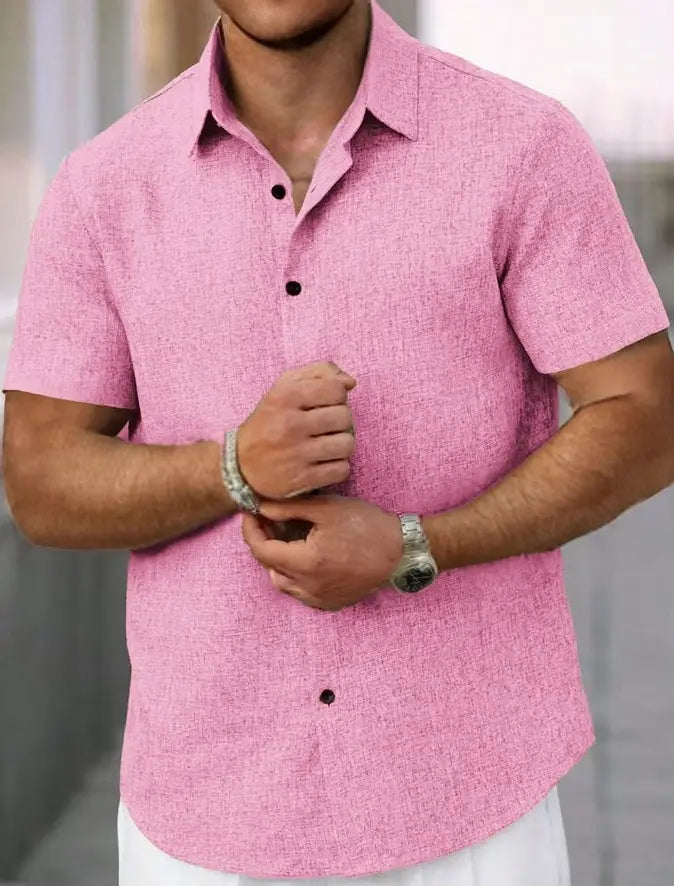 Herrenhemd aus Baumwoll-Leinen mit Streifenmuster in Pink, kurze Ärmel, strukturiertes Webmuster und schwarze Knöpfe.