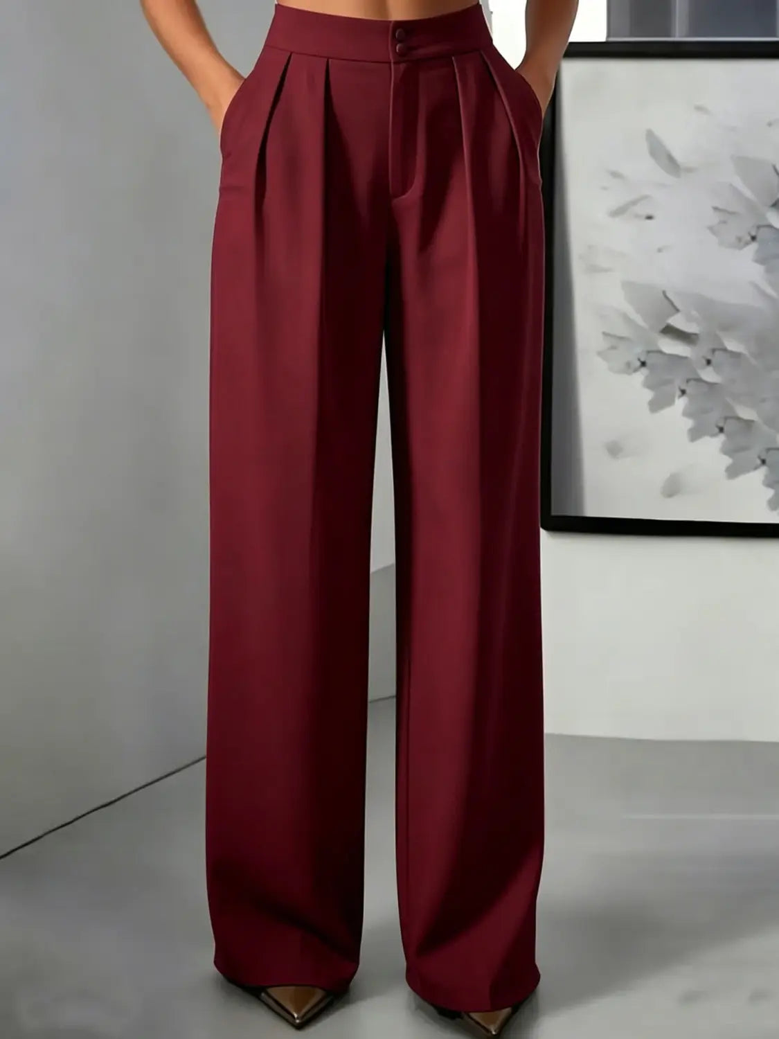 Pantalons bordeaux à jambes larges et taille haute avec une finition élégante type satin et des plis discrets à l’avant, pour un look soigné.