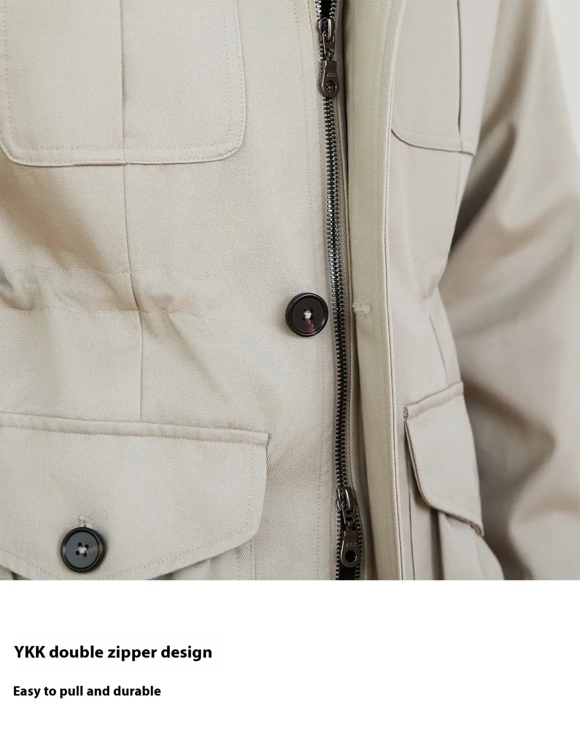 Beige Herren-Lyocell-Mischung Utility-Safarijacke mit schwarzen YKK-Zippern und passenden Knöpfen, mit Klappentaschen.