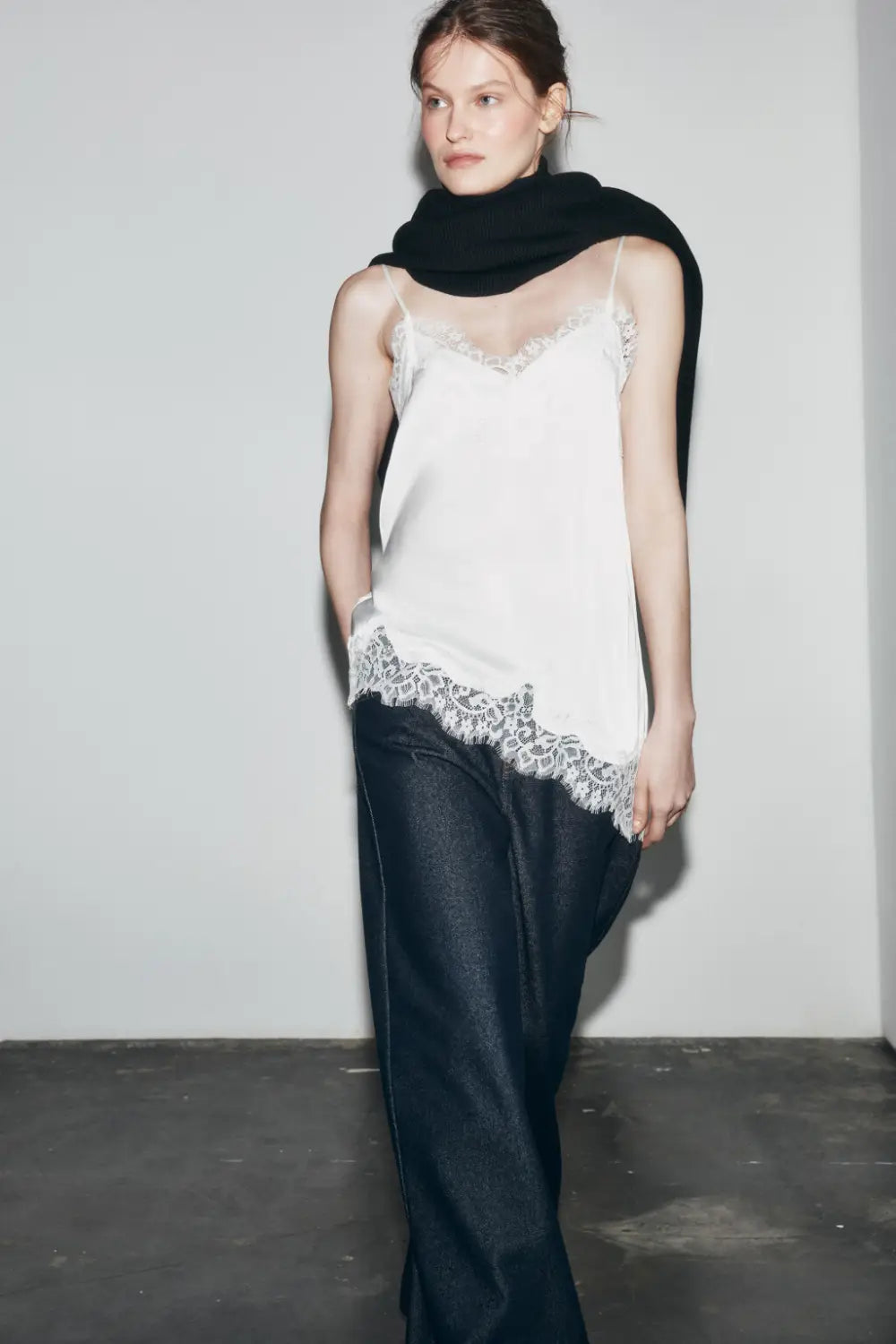 Braunes Satin-Camisole-Top mit weißem Spitzenbesatz aus glattem Satinmaterial, geeignet für elegantes Tragen