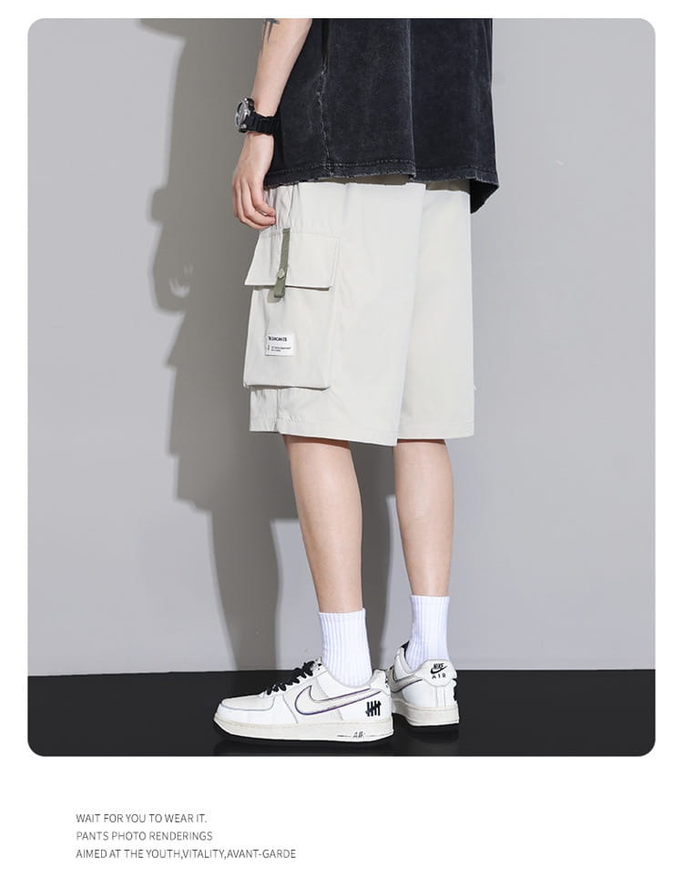 Shorts cargo décontractés beige pour homme grande taille, avec plusieurs poches et un discret écusson de marque sur la cuisse, conçus pour une coupe ample et un usage sportif