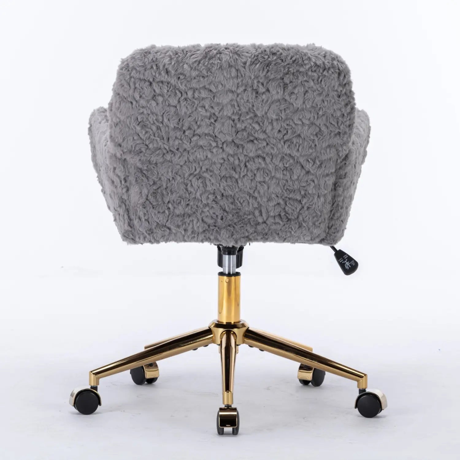 Chaise de bureau en fausse fourrure gris clair, avec une base en métal doré et cinq roulettes pour une mobilité fluide.