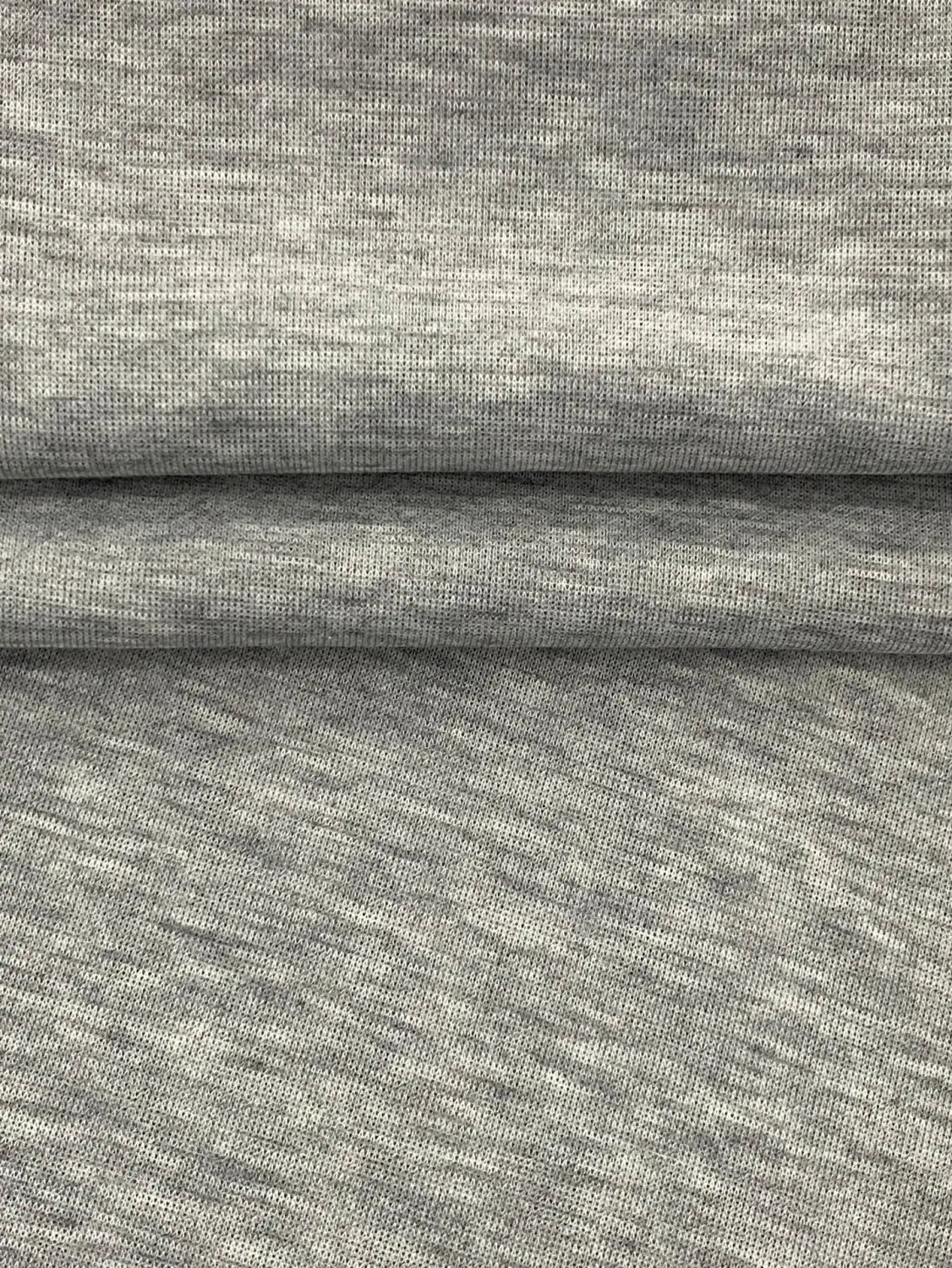Abrigo tipo gabardina cruzado doble de algodón rojo entallado confeccionado con tejido de punto jaspeado gris con una superficie de textura suave