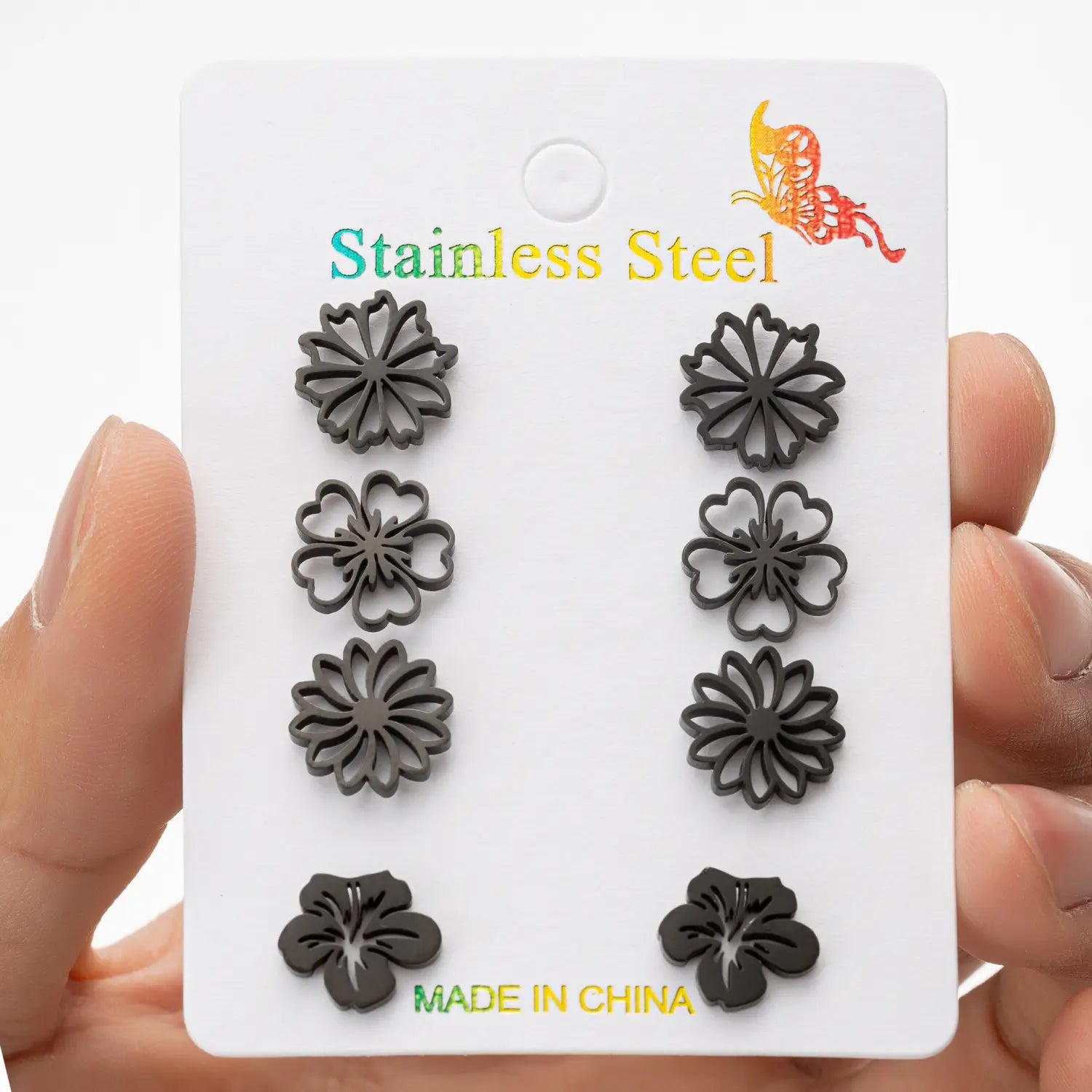 Boucles d’oreilles à clous en acier inoxydable de couleur noire, en forme de fleur, en ensemble de six, réalisées en acier inoxydable à motif floral, pour un usage quotidien.
