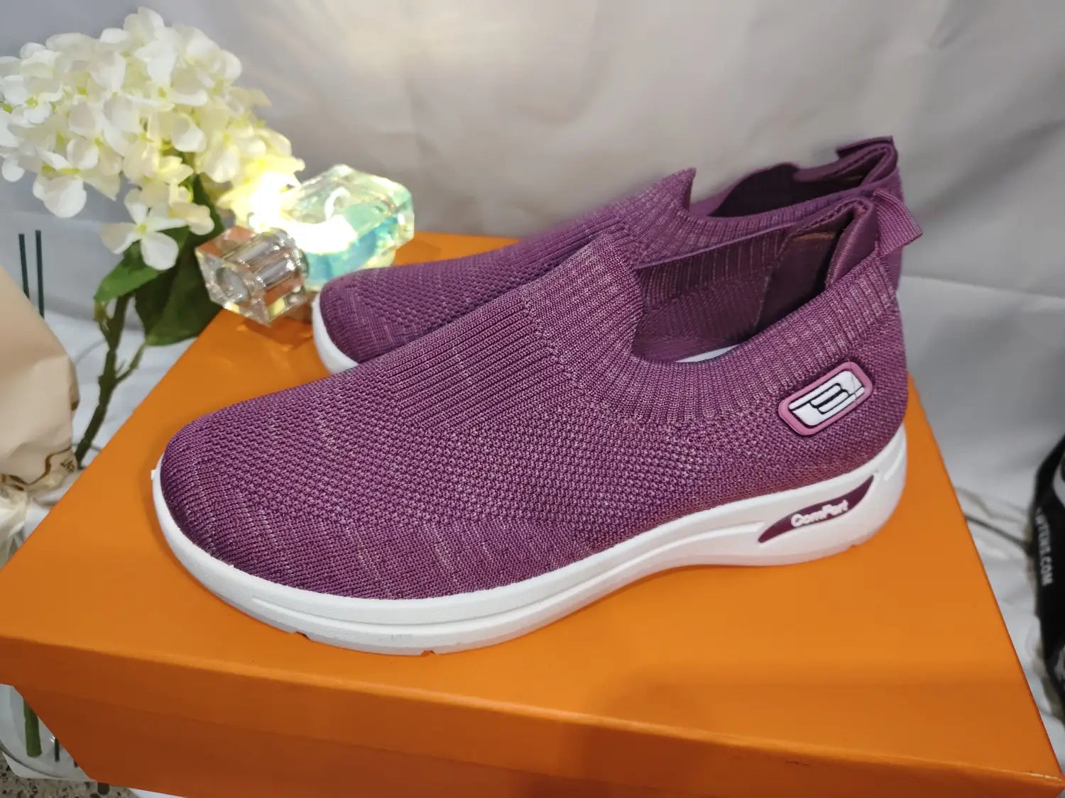 Lila Skechers Damen Mesh-Slip-On Sneaker aus Strickkomfort mit gestricktem Obermaterial und weißer Gummisohle.
