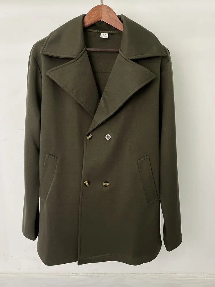 Abrigo cruzado doble de lana verde oliva con botones de tono dorado y solapas con muesca, presentado en un producto titulado abrigo tipo gabardina cruzado doble de algodón rojo