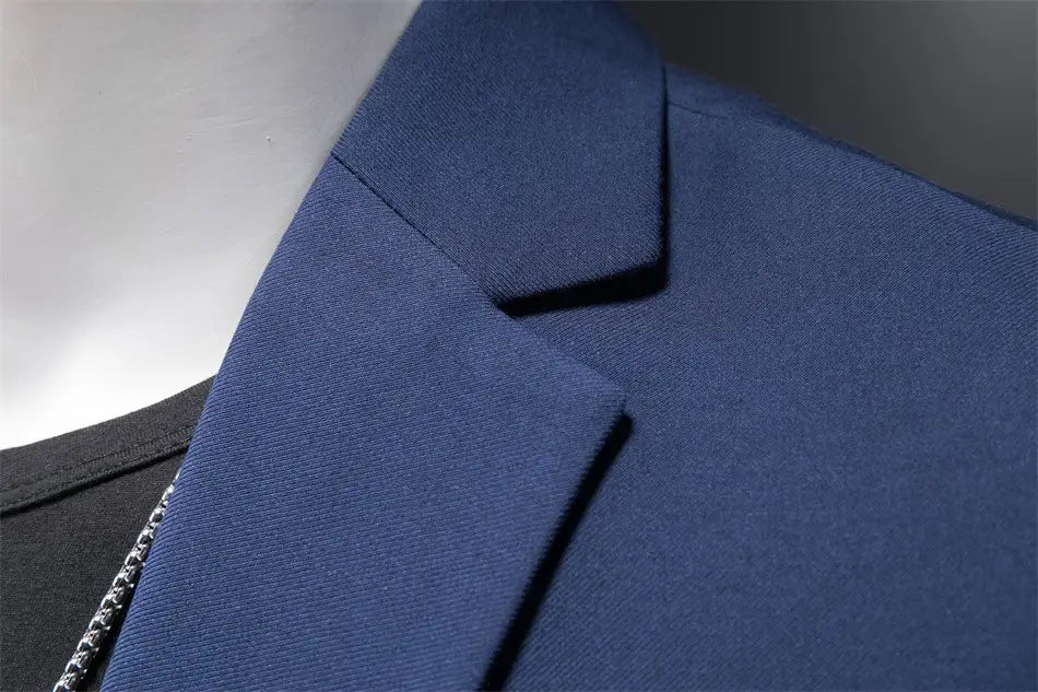 Solapa de tejido texturizado azul marino de una chaqueta de vestir empresarial de pana con ajuste slim.