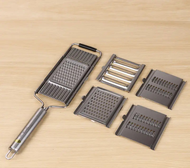 Juego de rallador y cortador multiusos de acero inoxidable plateado con cuchillas intercambiables para diversas texturas de rallado.