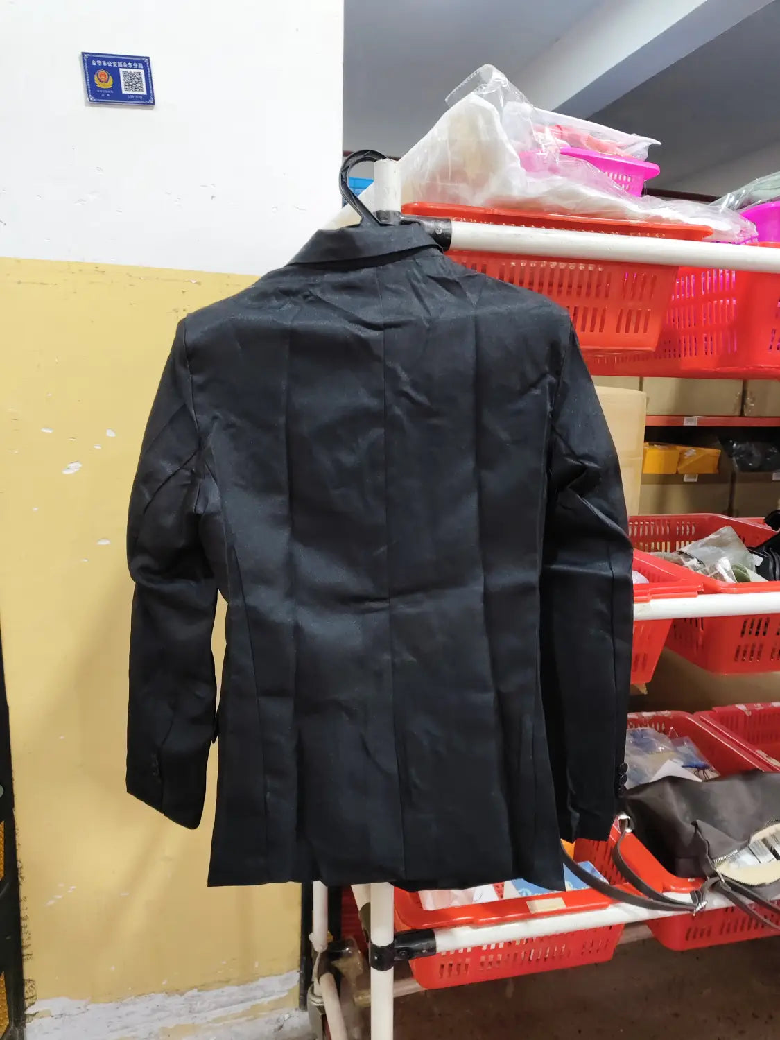 Herren-Slim-Fit-Fuchsia-Freizeitblazer in Schwarz mit einer eleganten, maßgeschneiderten Passform und dezentem Glanz, geeignet für formelle und legere Anlässe