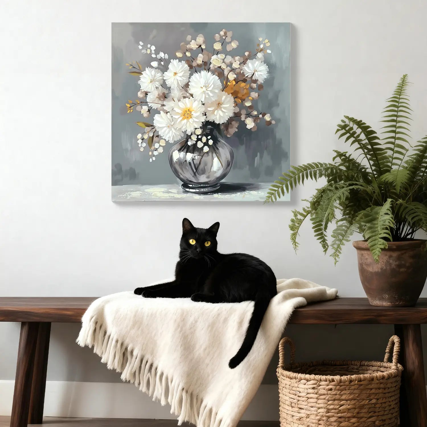 Ein quadratisches Wandkunstgemälde auf Leinwand mit einer klaren Glasvase, gefüllt mit weißen und cremefarbenen Chrysanthemen, vor einem gedämpften grauen Hintergrund, Maße 24 mal 24 Zoll.