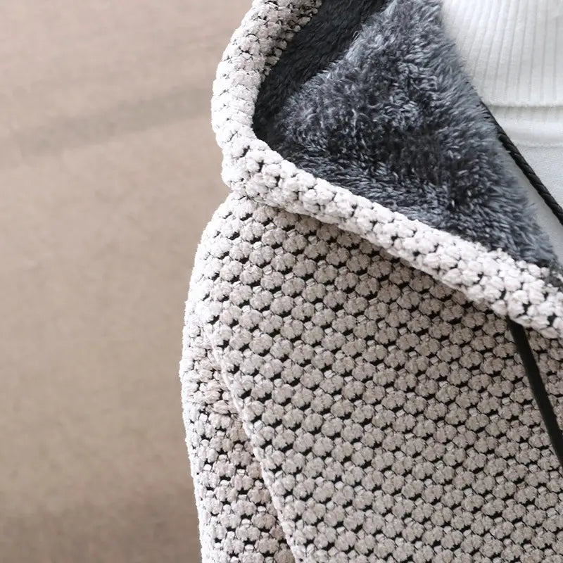 Pull à capuche zippé doublé de polaire pour homme, en maille texturée gris avec doublure en polaire gris moelleux et passepoil tricoté blanc.