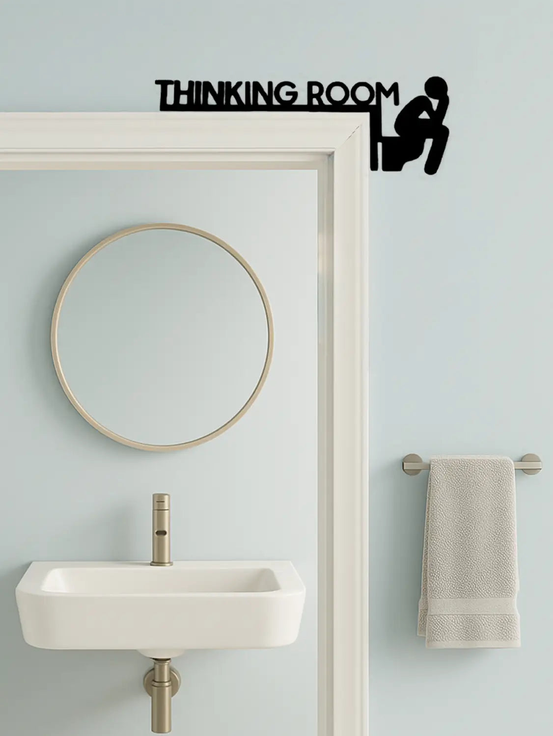 Schwarze Silhouetten-Metall-Wandkunst einer Person, die auf einer Toilette sitzt, mit dem Text „thinking room“ darüber, gestaltet als modernes Toilettenschild.