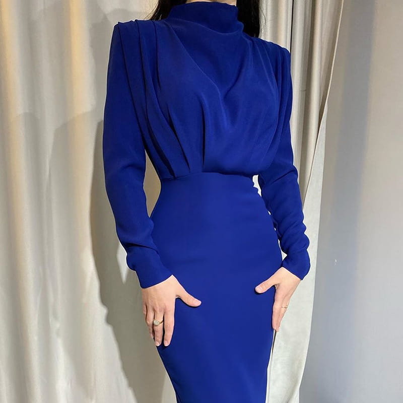 Une robe longue maxi à col montant structurée à manches longues, élégante, bleu royal, avec des détails au niveau des épaules.