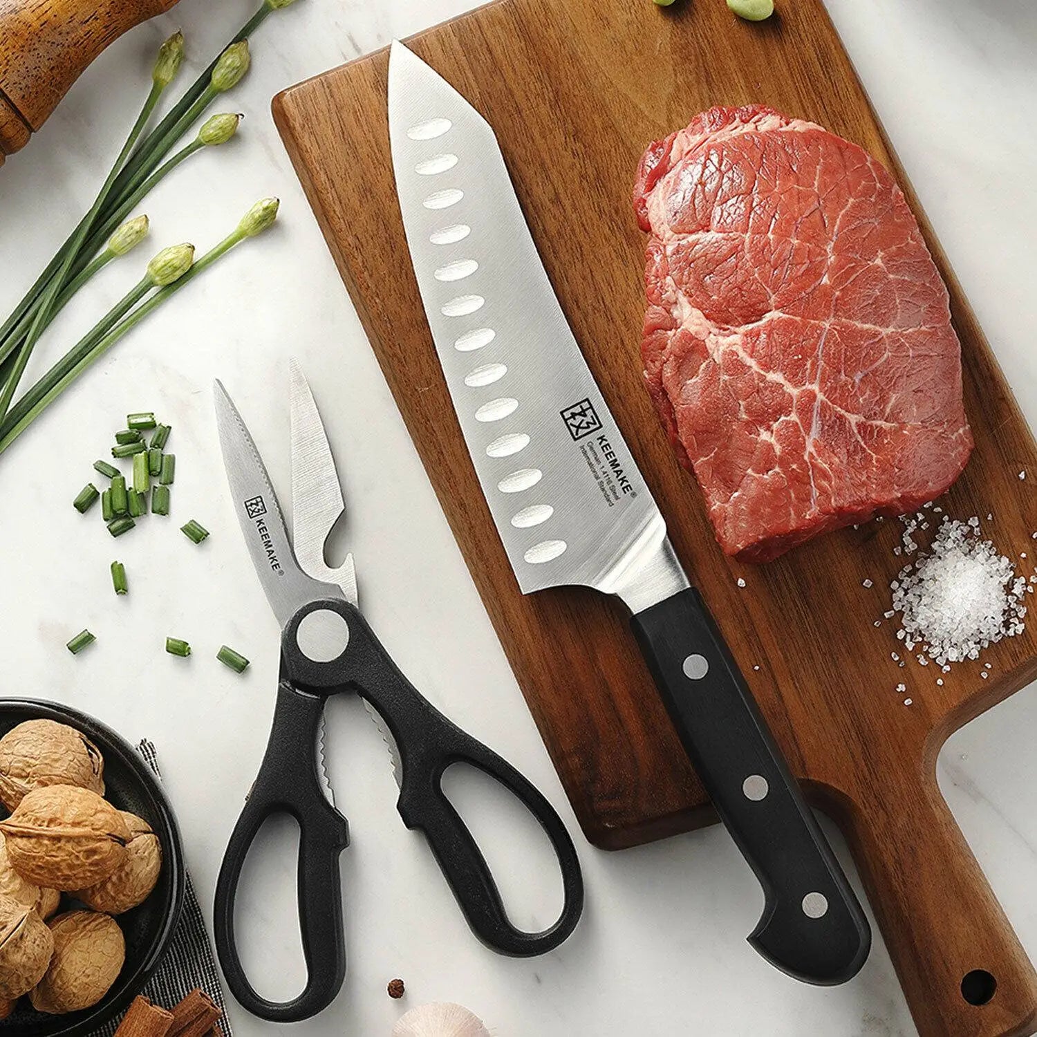 Ciseaux de cuisine à poignée noire avec lame en acier inoxydable et ouvre-bouteille intégré, provenant d’un ensemble de couteaux de chef avec ciseaux de cuisine en acier inoxydable.