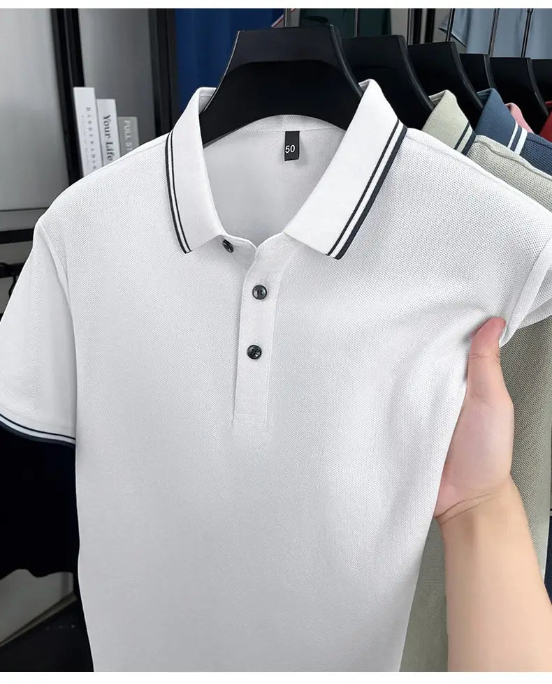 Weißes mercerisiertes Baumwoll-Poloshirt mit schwarzem Besatz am Kragen und an den Bündchen der Ärmel, mit strukturiertem Stoff und einer Dreiknopf-Leiste für eine lockere, atmungsaktive Sommerpassform.