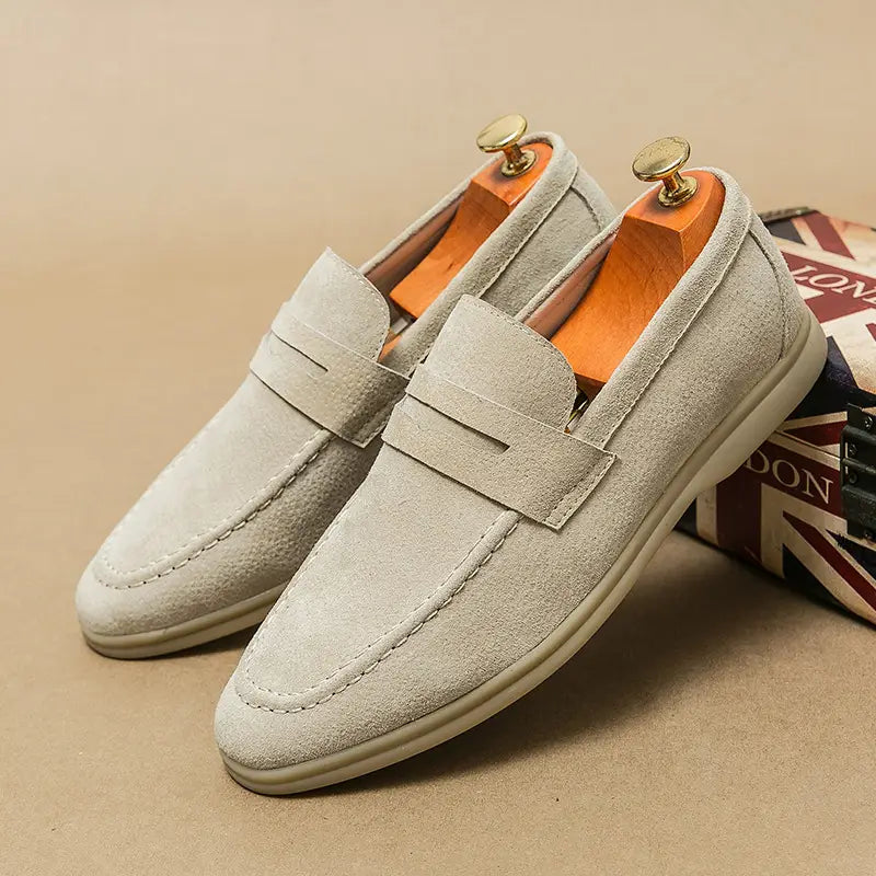 Mocassins pour hommes en cuir suédé beige, à l’enfilage classique et à la couture contrastante, pour une tenue décontractée.
