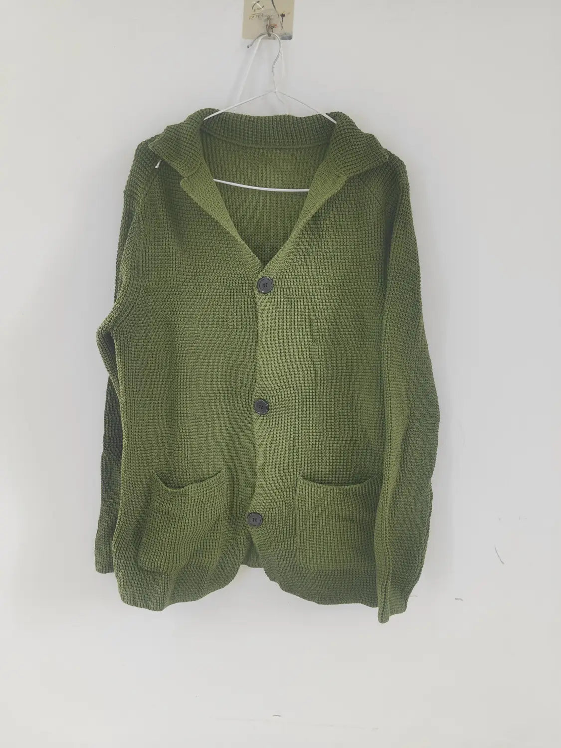 Cardigan tricoté pour homme vert olive, à col montant, capuche avec tissage texturé façon gaufrée et trois boutons gris foncé.