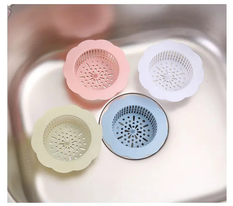 Pastellfarbene Silikon-Blumen-Siphonfilter in Pink, Weiß, hellem Grün und Hellblau mit floraler Randgestaltung als Küchenablauf-Filter für den Abflussstöpsel, 4er-Pack