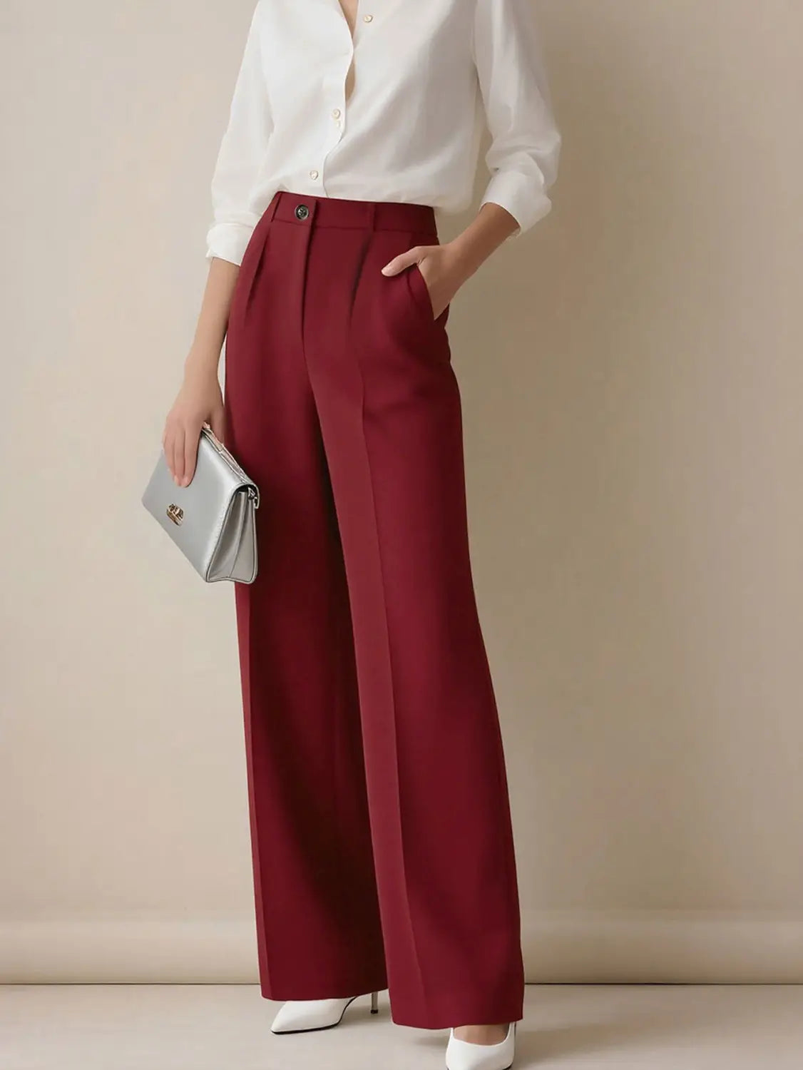 Ein Paar elegante bordeauxfarbene hochgeschnittene, fallende gerade Beinform-Damenanzughosen mit einer eleganten, maßgeschneiderten Passform und dezenten Falten am Bund.