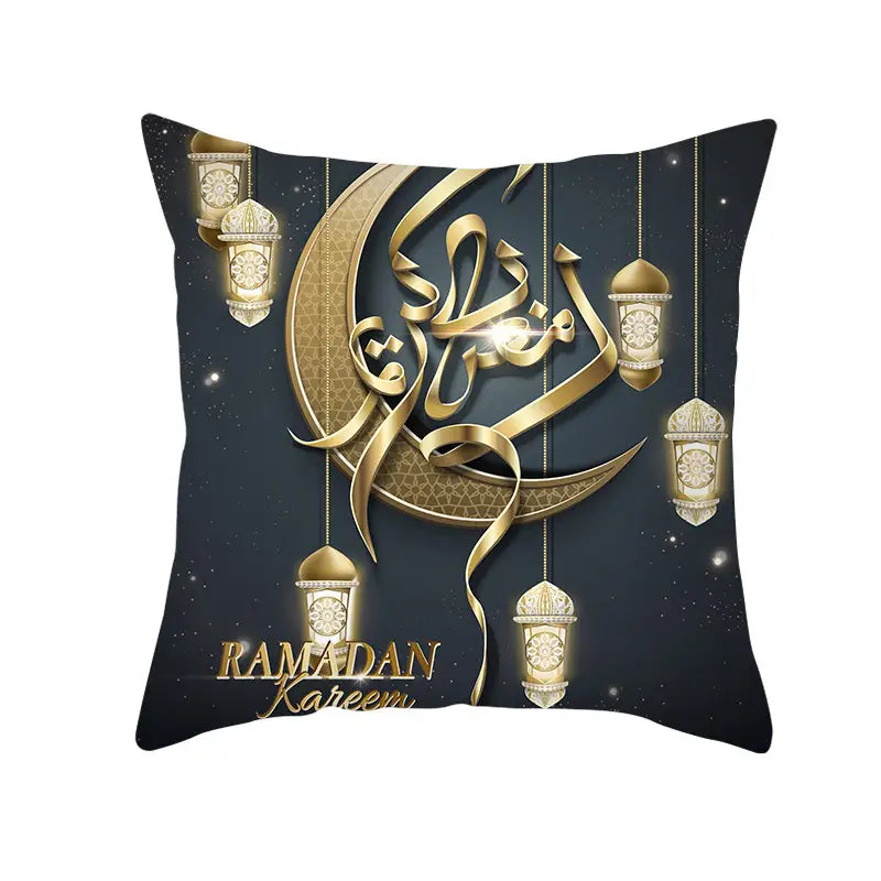 Funda de cojín de Ramadán Kareem azul y oro para linterna Eid, con una funda cuadrada, fondo azul marino oscuro y caligrafía árabe dorada intrincada, con linternas colgantes y motivos de luna creciente.