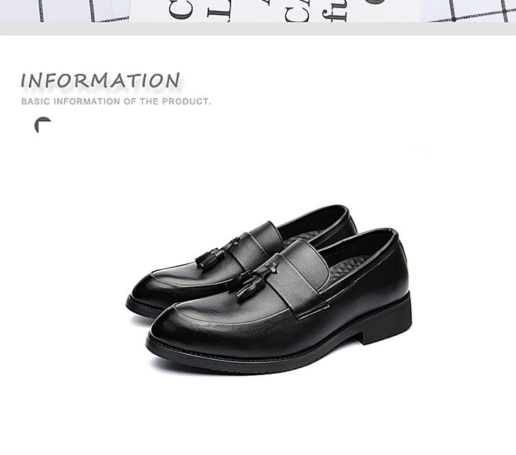 Mocassins en cuir noir pour hommes comportant des détails de gland et une finition polie