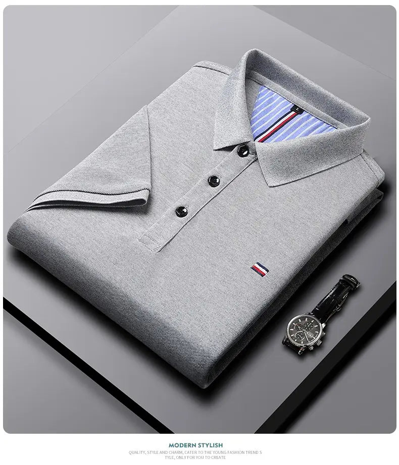 Herren-Poloshirt mit kurzem Ärmel in grau strukturierter Optik mit schwarzen Knöpfen und einem kleinen Logo in Rot, Weiß und Blau auf der Brust für lässige Sommerbekleidung.
