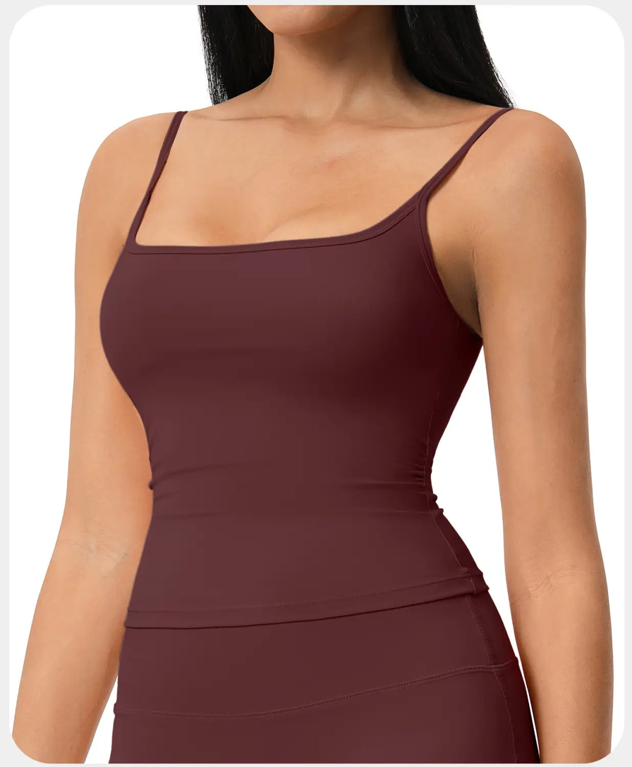 Una camisola deportiva sin mangas acolchada elegante color burdeos, con tirantes finos y escote cuadrado, diseñada para ropa deportiva de entrenamiento de secado rápido.