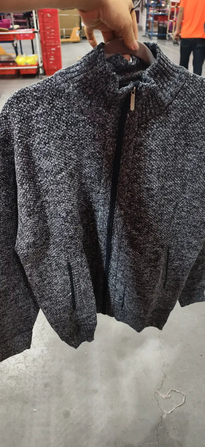 Herren-Cardigan mit Strukturstrick und Reißverschluss in Dunkelgrau, mit geripptem Kragen und Bündchen aus einem Strukturstrickstoff.