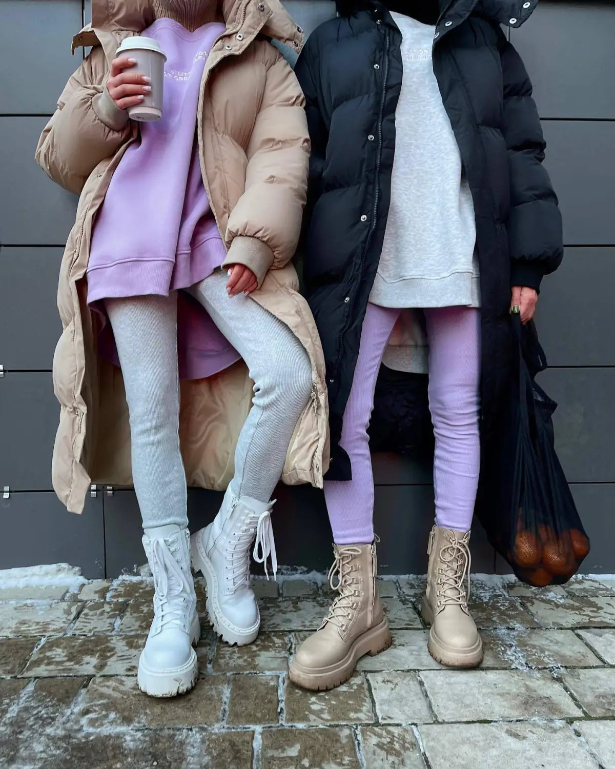 Des bottes de combat épaisses en dentelle beige à lacets, avec des semelles épaisses et des lacets blancs, associées à une doudoune matelassée à capuche pour femme, pour l’hiver.