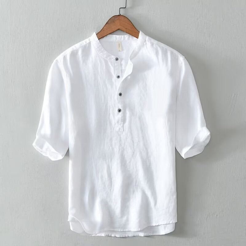 Chemise en lin blanche à manches courtes, col mandarin et boutons foncés, dans un style japonais rétro, coupe ample.