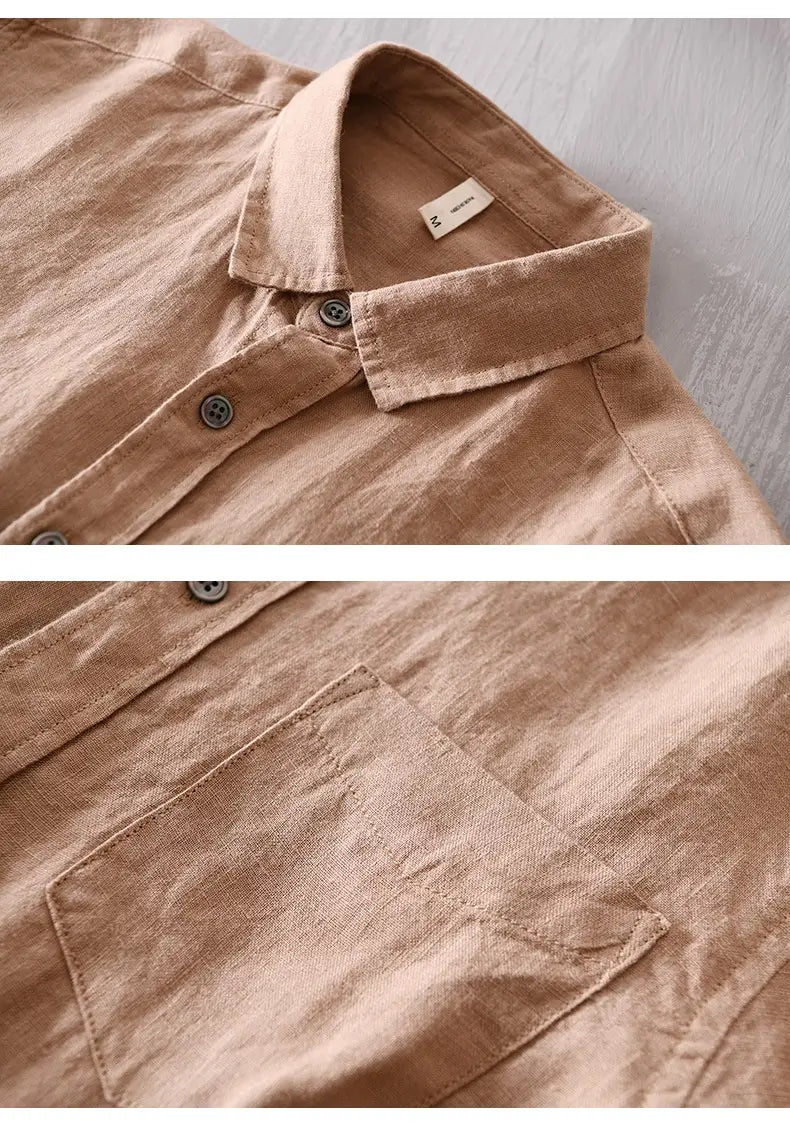 Beiges Herren-Cotton-Linen-Freizeithemd mit langen Ärmeln mit dunkleren grünen Knöpfen und einer Brusttasche.