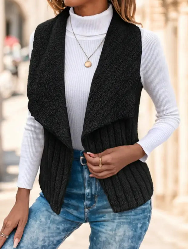 Schwarze gerippte Strickweste mit einem strukturierten Design mit offenem Wasserfallkragen für leichte Oberbekleidung.