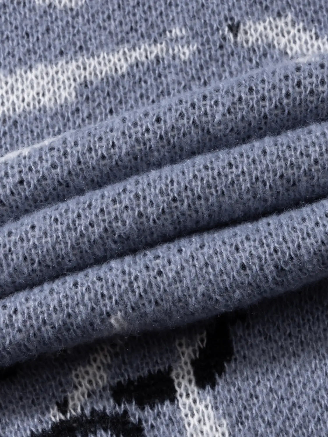 Ein weiches, meliertes graues Strickgewebe mit einem dezenten weißen und schwarzen geometrischen Muster am Orca-Strickpullover im Casual-Koreanpullover-Stil.