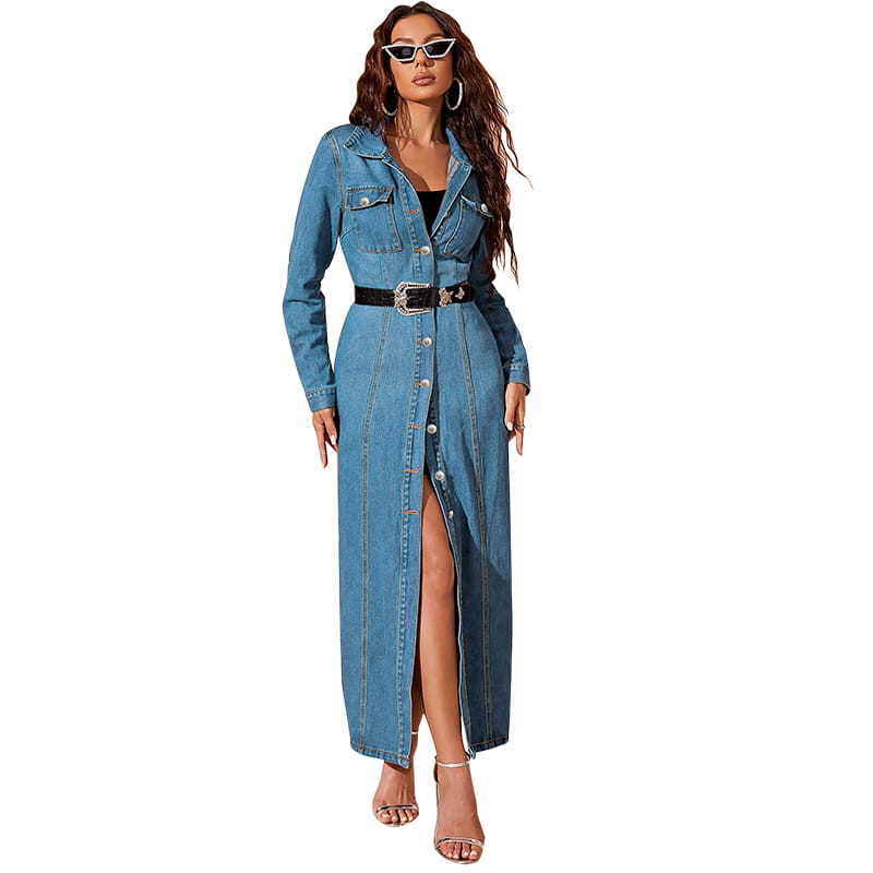 Blaues Maxi-Cardigan-Kleid aus Denim mit langen Ärmeln und Knopfleiste vorne, mit vorderem Schlitz und schwarzem Gürtel, das ein lässiges, zugleich stilvolles Design präsentiert.