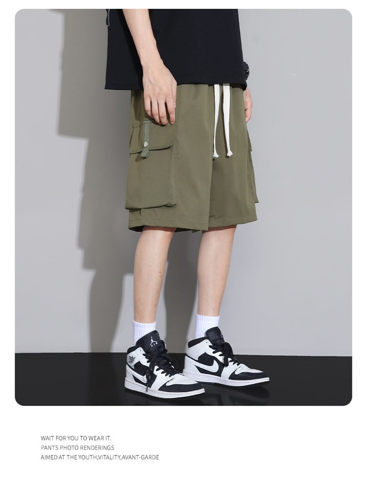 Shorts cargo décontractés pour homme grande taille en vert olive, cordons blancs, plusieurs poches et design sport coupe ample