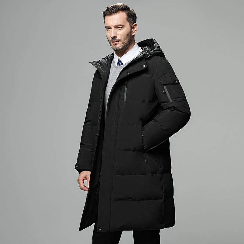 Herren-Langsteppjacke in schwarz mit Kapuze und Daunenfüllung für den Winter mit Frontreißverschluss und mehreren Taschen