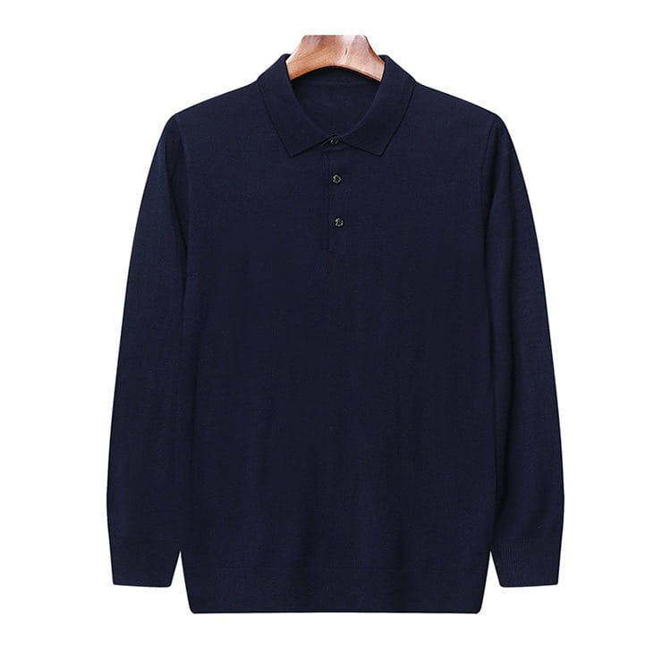 Ein dunkelblaues Herren-Wollstrick-Poloshirt mit langen Ärmeln mit klassischem Kragen und drei Knöpfen.