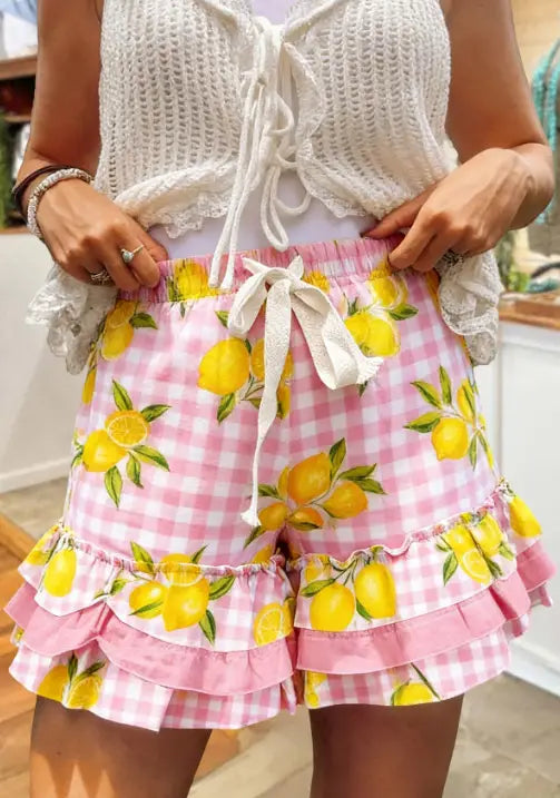 Rosa-weiß karierte Shorts mit Zitronenprint und gerafften Saumabschlüssen, gestylt als Karomosaik-A-Linien-Rock.