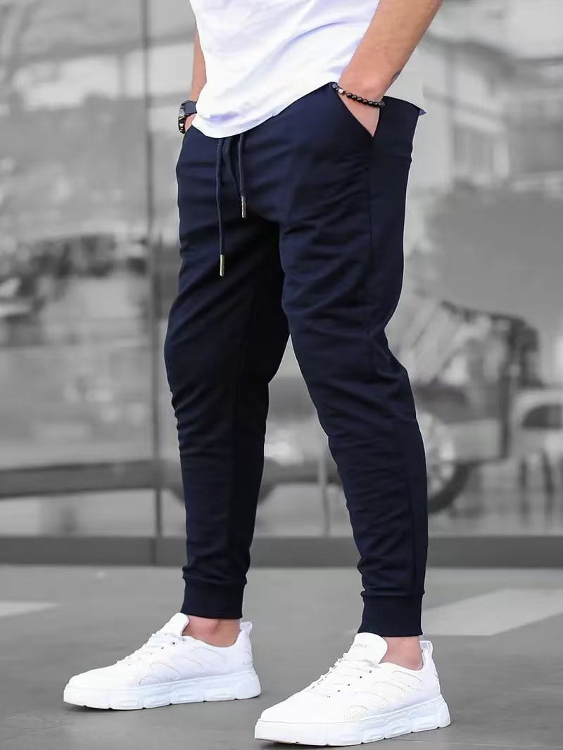 Dunkelblaue Herren-Frottee-Jogginghose mit Kordelzug am Bund und gerippten Bündchen, entworfen für den Casual-Streetwear-Stil.