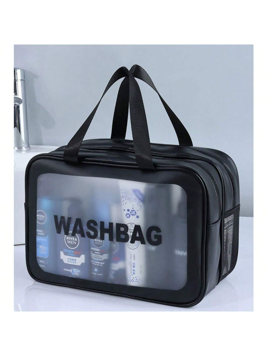 Schwarze transparente Waschtasche mit schwarzen Griffen und Reißverschlüssen; mit klarem Frontpanel, das Toilettenartikel zeigt; ausgelegt als Reisekosmetiktasche mit Trennung von trocken und nass und Wäsche-Organizer.
