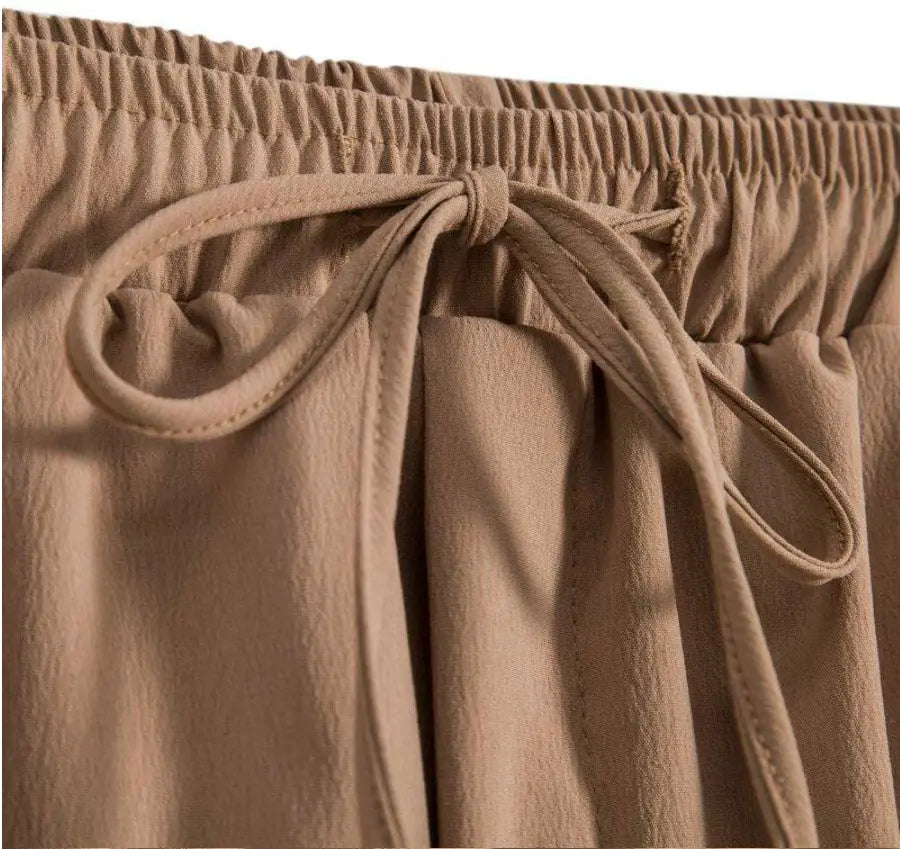 Short de plage en coton lin pour hommes beige, caractérisé par un tissu texturé et doux, avec une ceinture élastique et une fermeture à cordon de serrage.