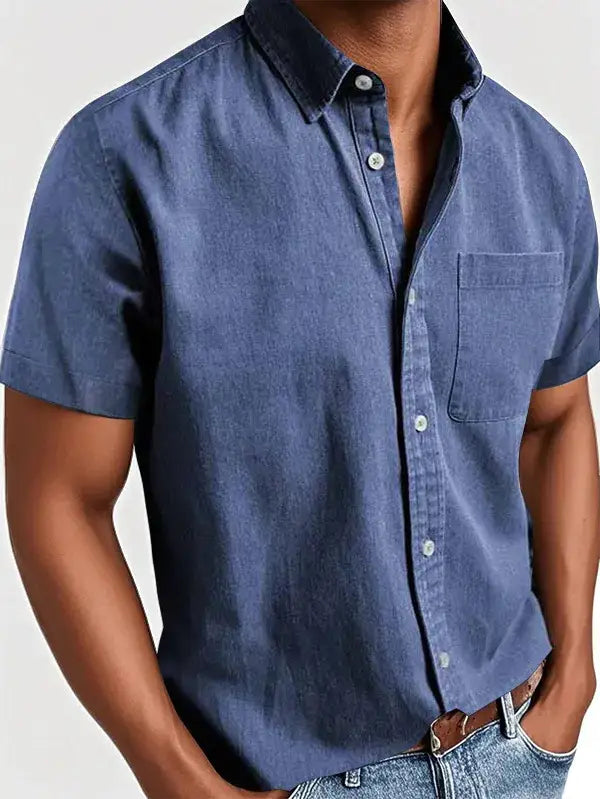 Blaues Herren-Jeanshemd mit kurzem Ärmel und Polokragen, mit Brusttasche und weißen Knöpfen.