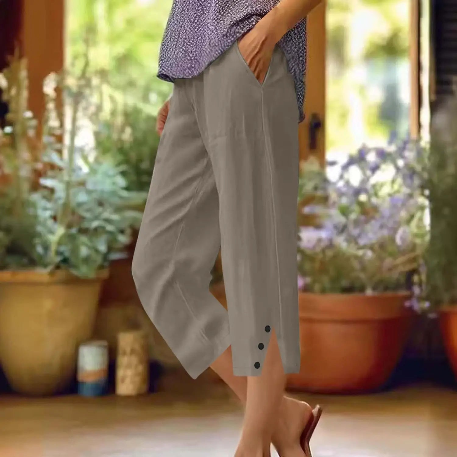 Pantalons capri amples en coton gris clair pour femmes, avec une texture subtile et trois boutons noirs en bas, avec poches.