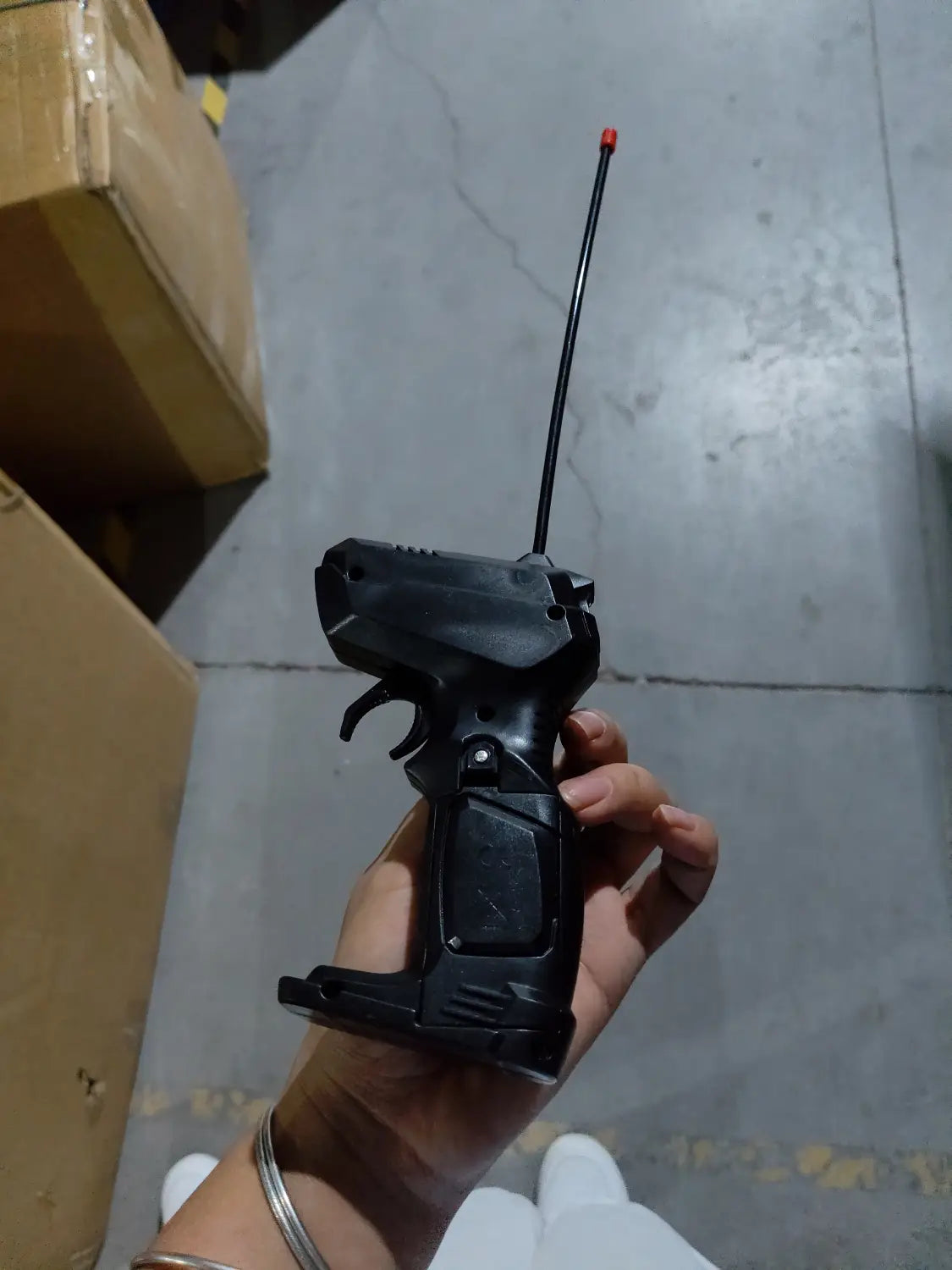 Control remoto plástico negro con una antena delgada con punta roja para el juguete de camioneta teledirigida RC todoterreno 4WD de alta velocidad.